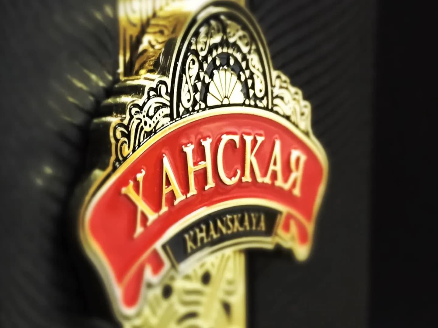 Коробка сложной формы с медным шильдиком